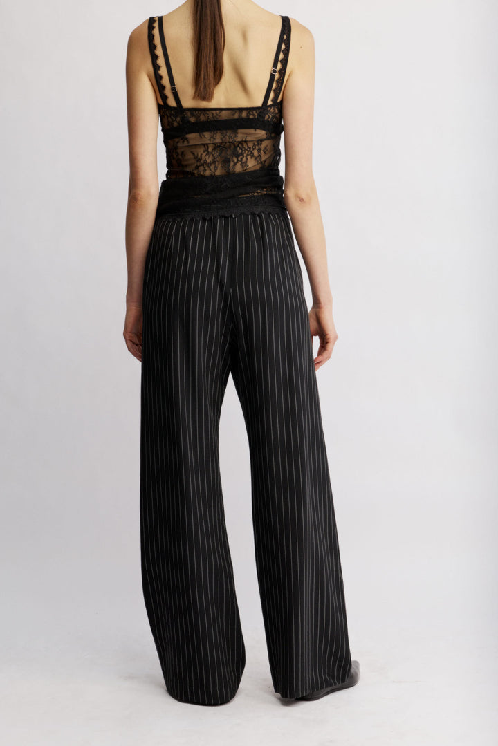 Mark מכנס מחוייט שחור בגזרה ישרה ומותן גבוהה בעלת דוגמת פסים עדינה משכית