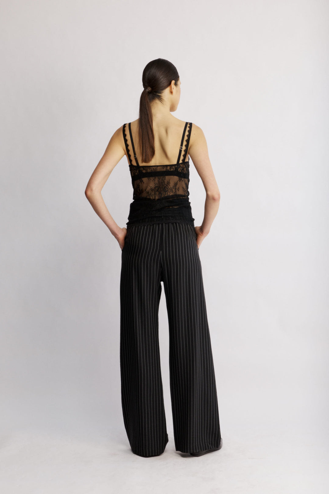 Mark מכנס מחוייט שחור בגזרה ישרה ומותן גבוהה בעלת דוגמת פסים עדינה משכית