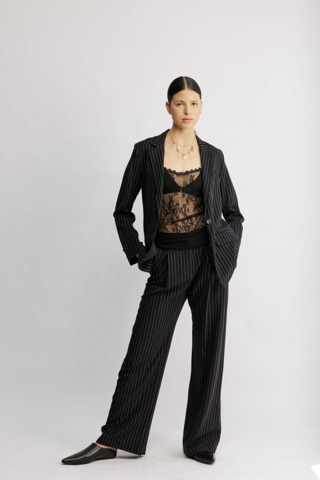 Mark מכנס מחוייט שחור בגזרה ישרה ומותן גבוהה בעלת דוגמת פסים עדינה משכית