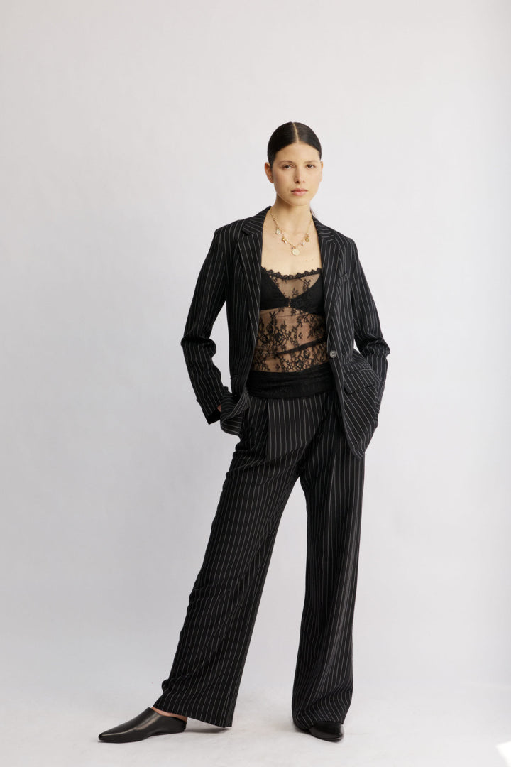 Mark מכנס מחוייט שחור בגזרה ישרה ומותן גבוהה בעלת דוגמת פסים עדינה משכית