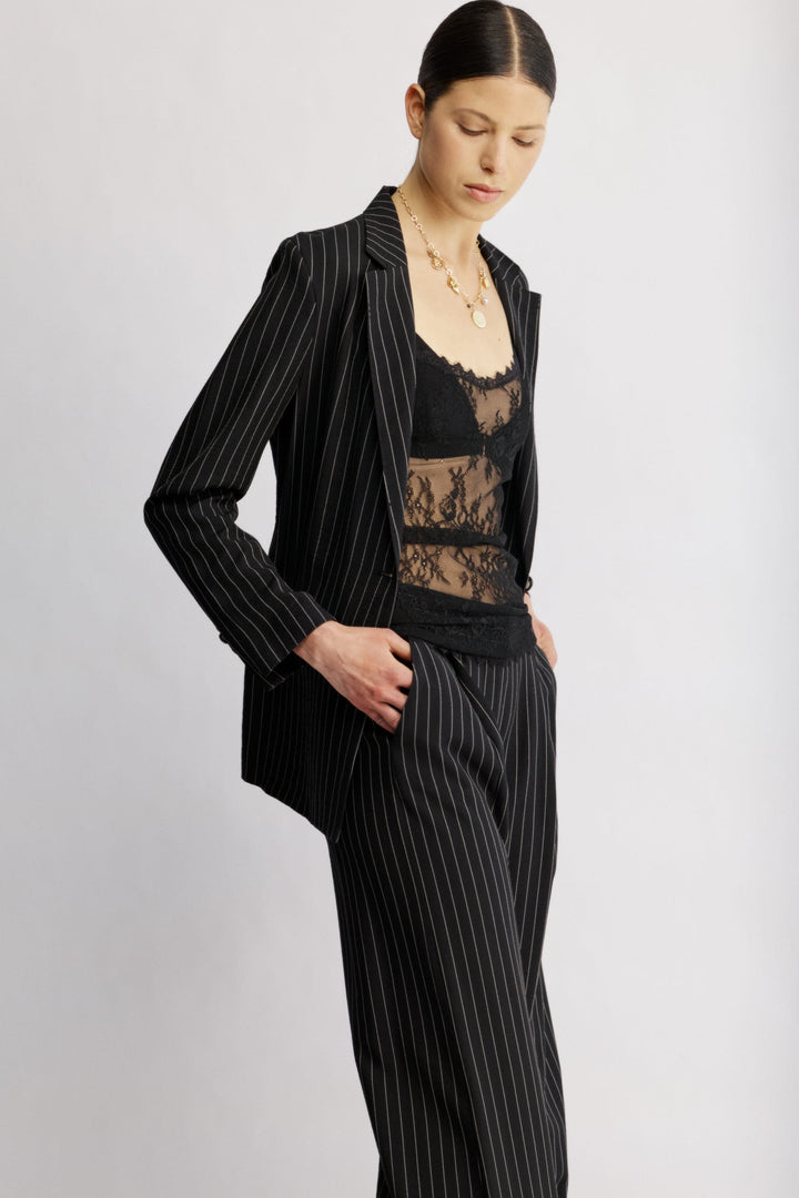 Louisa ג'קט מחוייט שחור עם הדפס פסים עדין בד נעים משכית