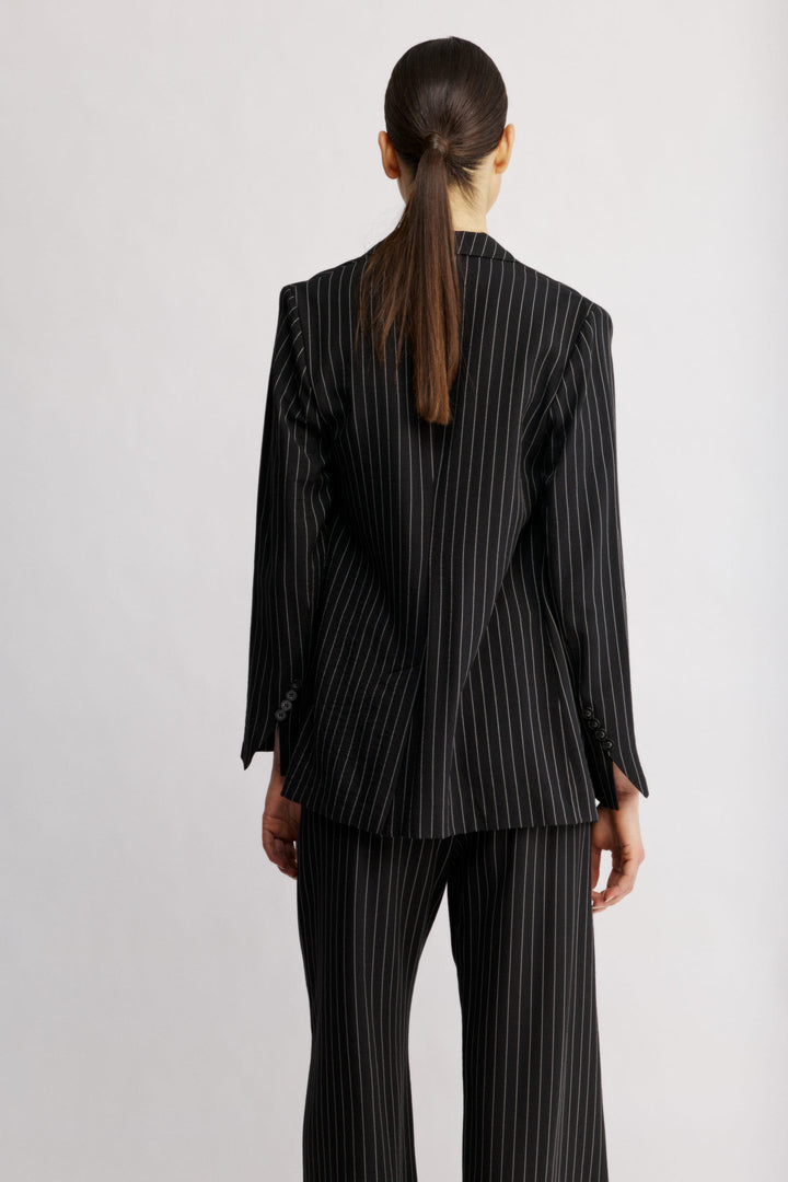 Louisa ג'קט מחוייט שחור עם הדפס פסים עדין בד נעים משכית