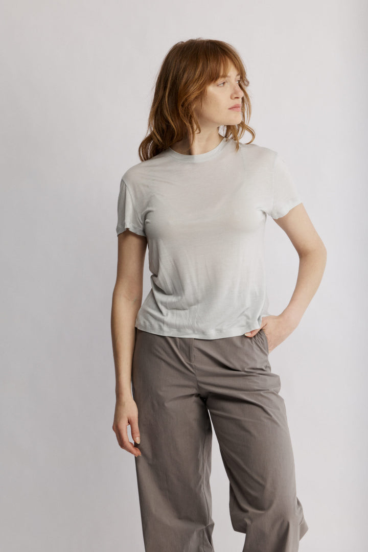 Linda חולצה תכלת בגזרת טי שרט קלאסית מבד נעים משכית