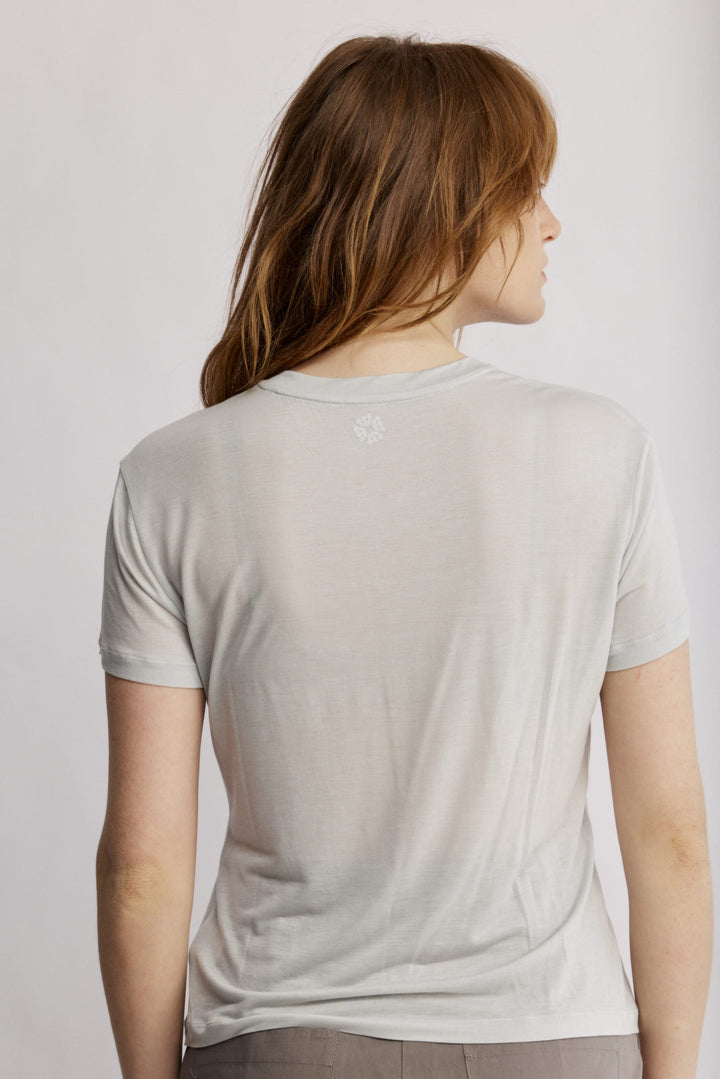 Linda חולצה תכלת בגזרת טי שרט קלאסית מבד נעים משכית