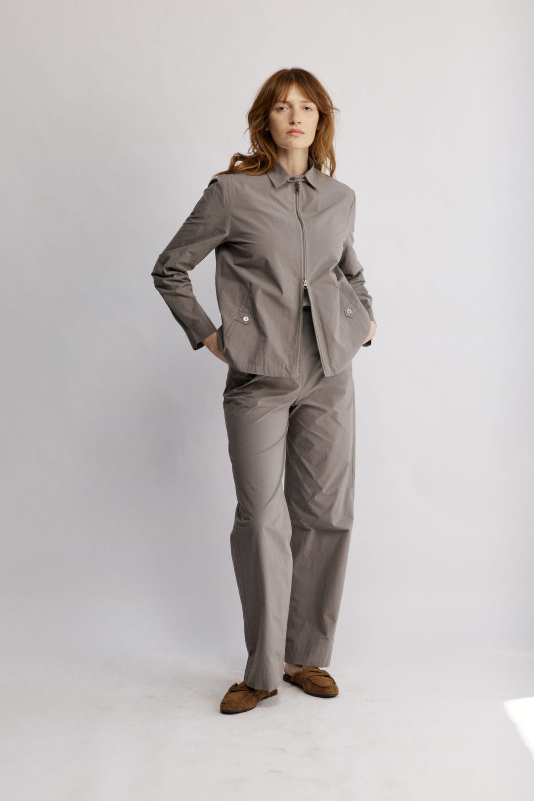 Lian מכנס מחוייט אפור בגזרה גבוהה ורגל רחבה משכית