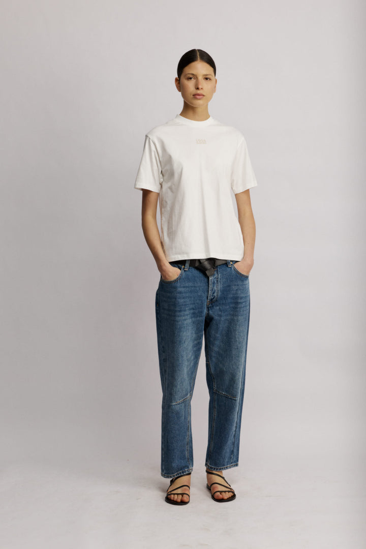 Since 1954 טי-שרט לבנה בגזרה קלאסית. 100% כותנה משכית