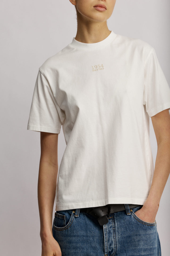 Since 1954 טי-שרט לבנה בגזרה קלאסית. 100% כותנה משכית