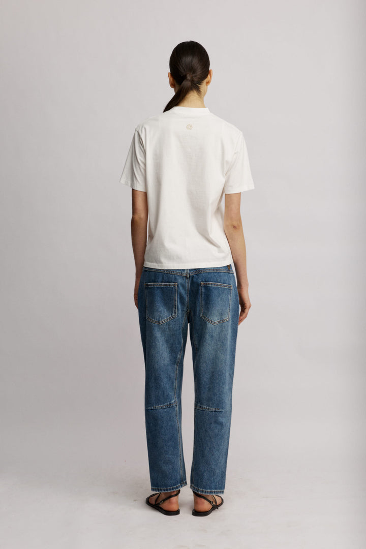 Since 1954 טי-שרט לבנה בגזרה קלאסית. 100% כותנה משכית