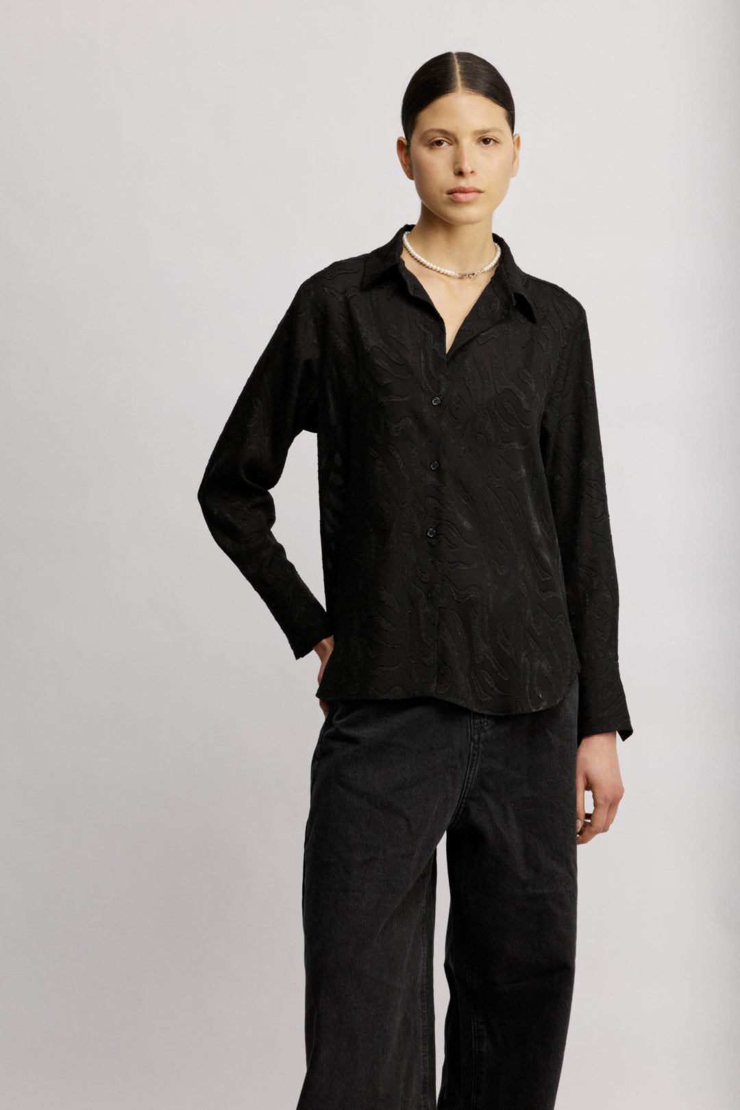 Evanka מכופתרת שחורה בגזרה קלאסית עם טקסטורה מיוחדת משכית 