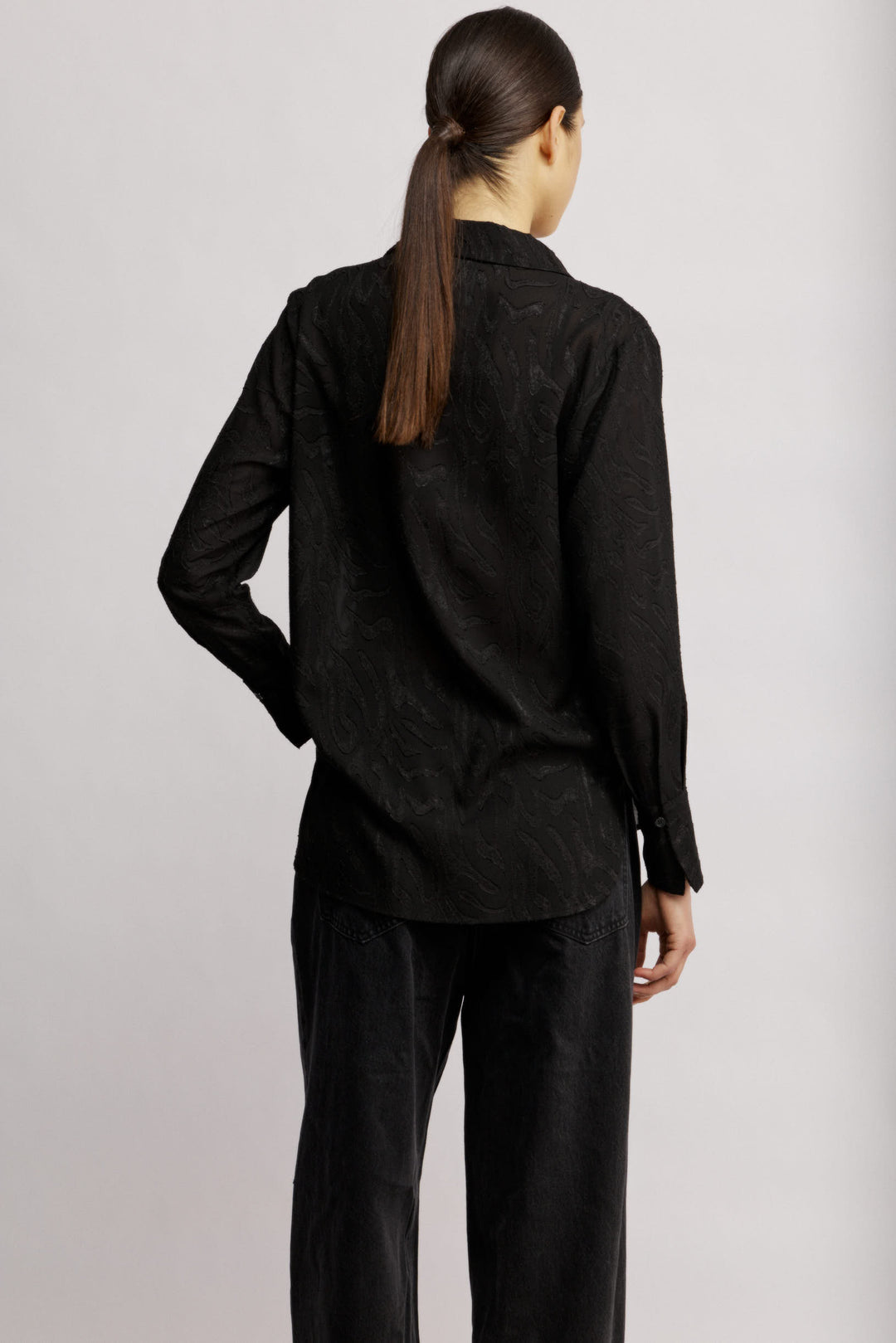 Evanka מכופתרת שחורה בגזרה קלאסית עם טקסטורה מיוחדת משכית 