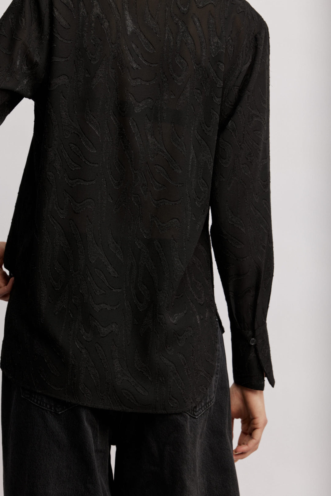 Evanka מכופתרת שחורה בגזרה קלאסית עם טקסטורה מיוחדת משכית 