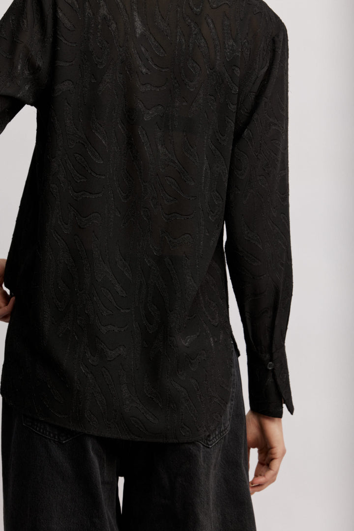 Evanka מכופתרת שחורה בגזרה קלאסית עם טקסטורה מיוחדת משכית 