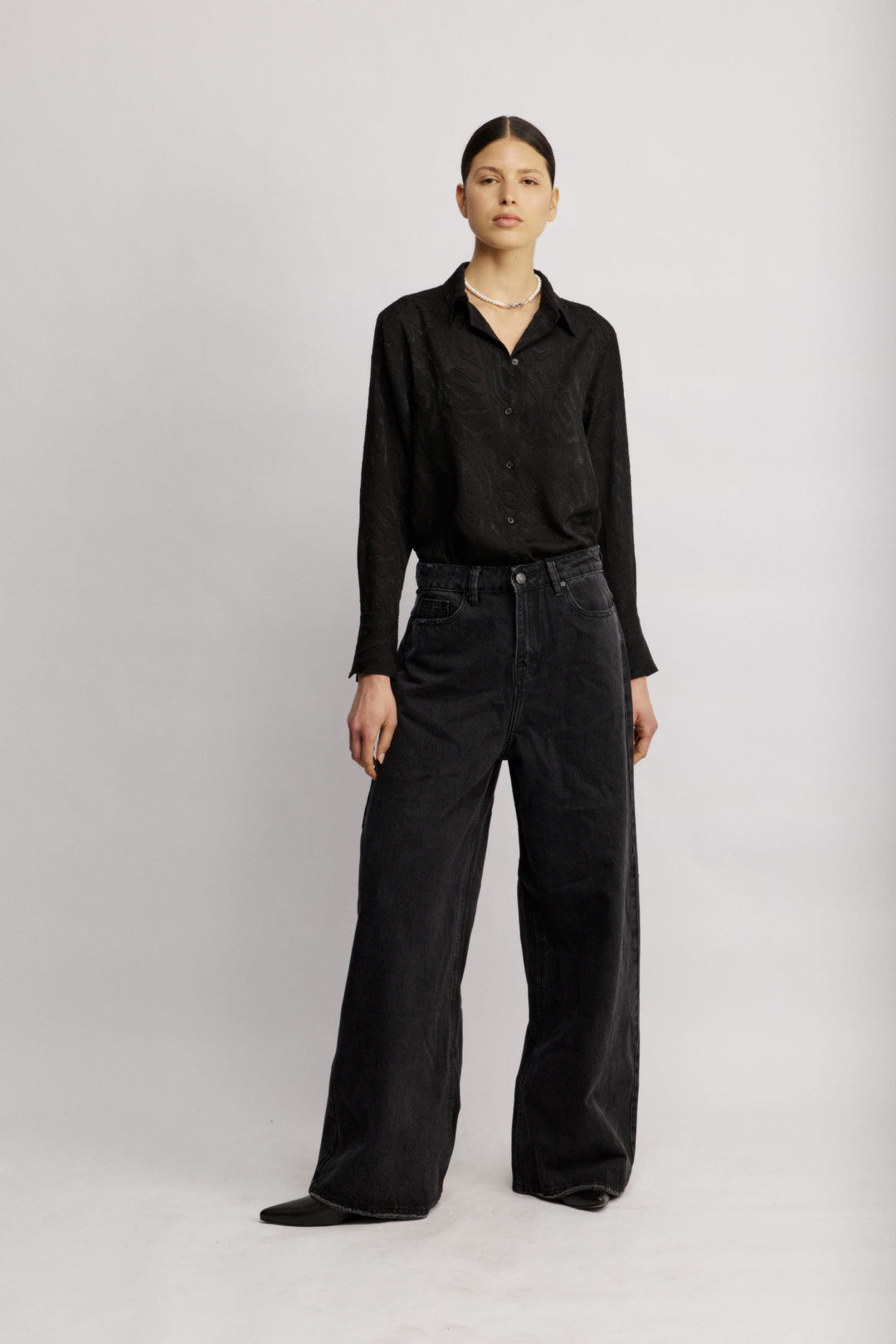 Evanka מכופתרת שחורה בגזרה קלאסית עם טקסטורה מיוחדת משכית 