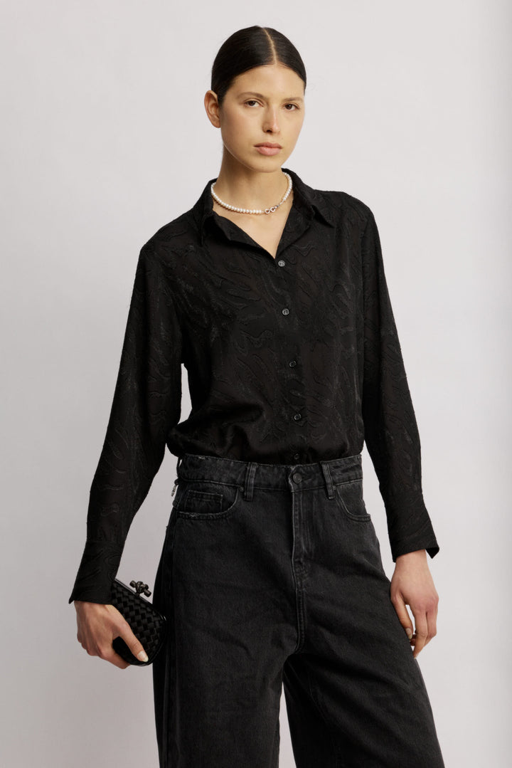 Evanka מכופתרת שחורה בגזרה קלאסית עם טקסטורה מיוחדת משכית 