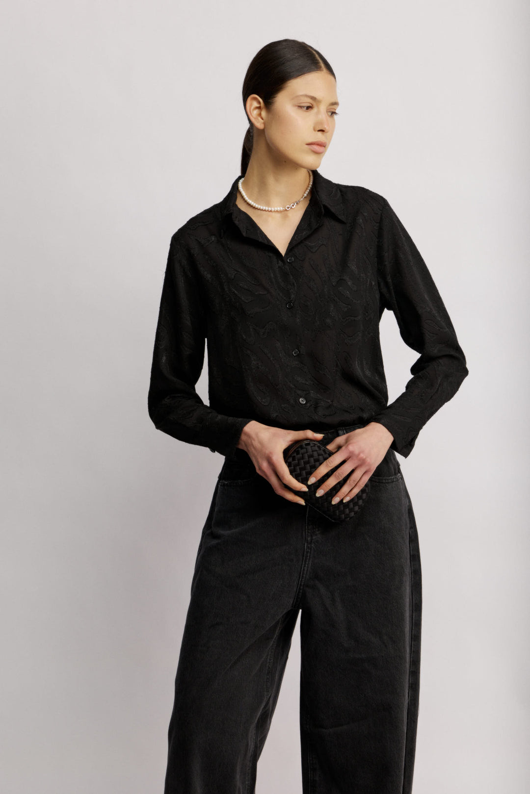 Evanka מכופתרת שחורה בגזרה קלאסית עם טקסטורה מיוחדת משכית 