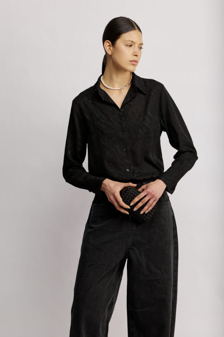 Evanka מכופתרת שחורה בגזרה קלאסית עם טקסטורה מיוחדת משכית 