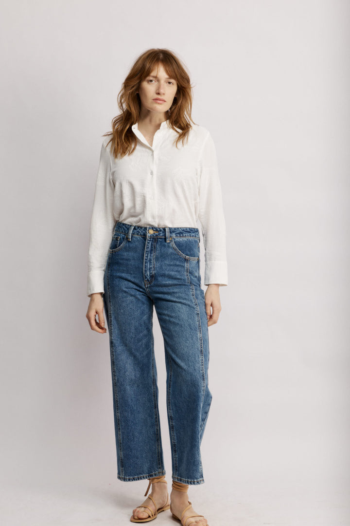 Yula מכופתרת לבנה עם שרוולים ארוכים וצווארון סיני משכית