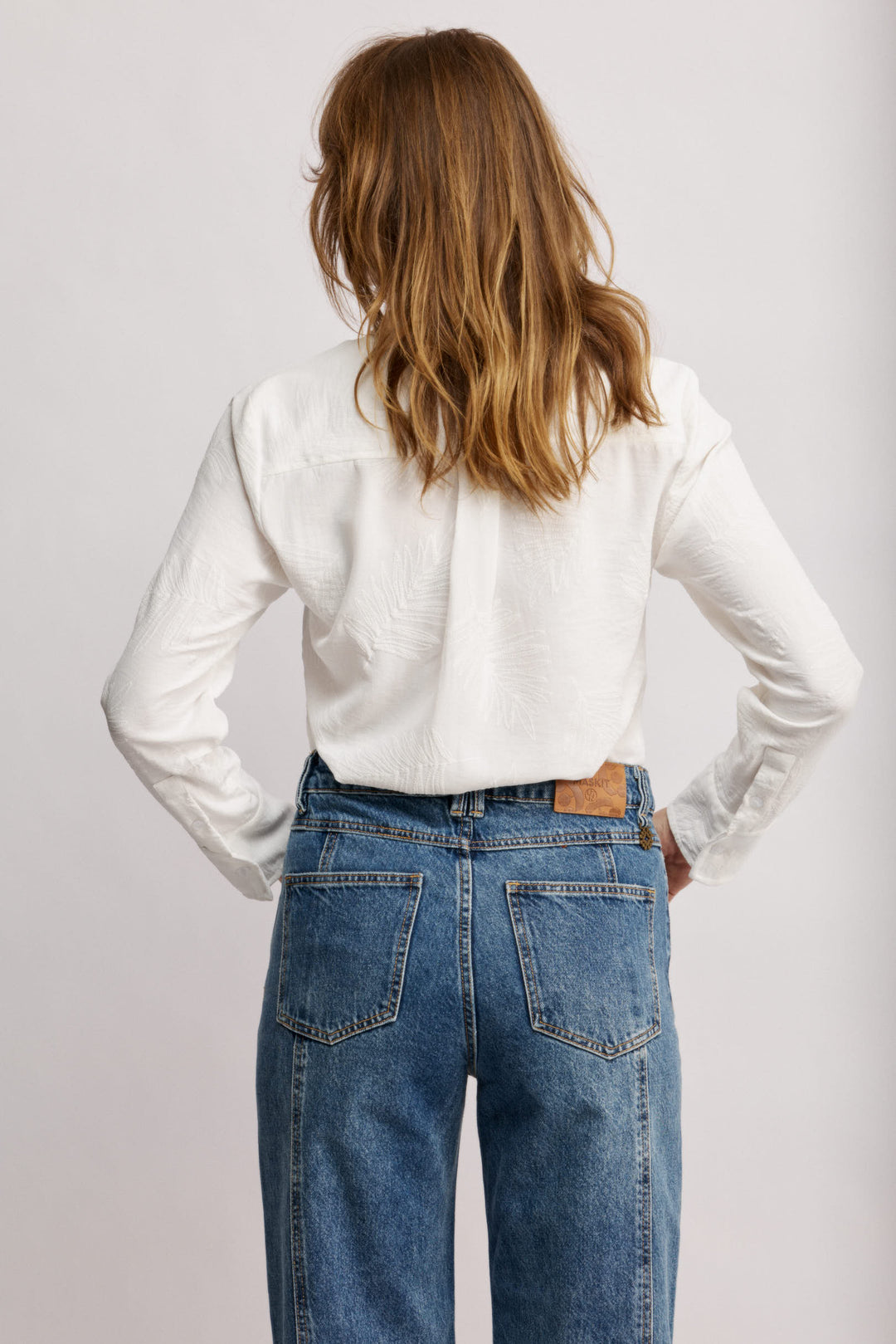 Yula מכופתרת לבנה עם שרוולים ארוכים וצווארון סיני משכית