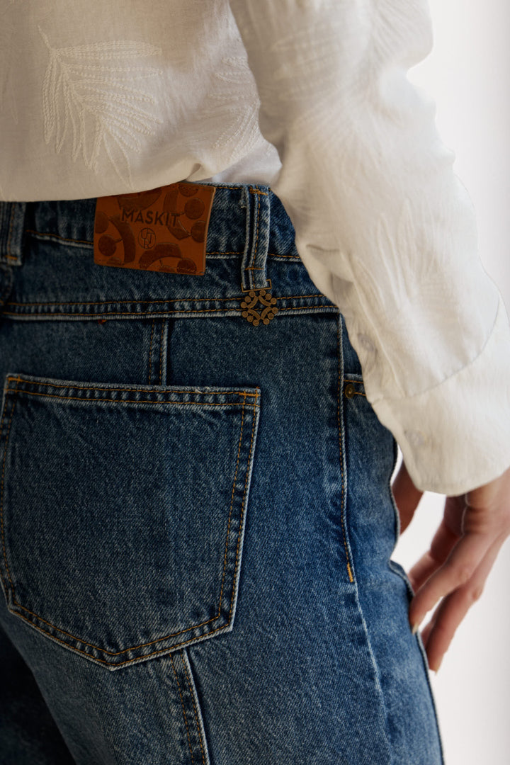 Yula מכופתרת לבנה עם שרוולים ארוכים וצווארון סיני משכית