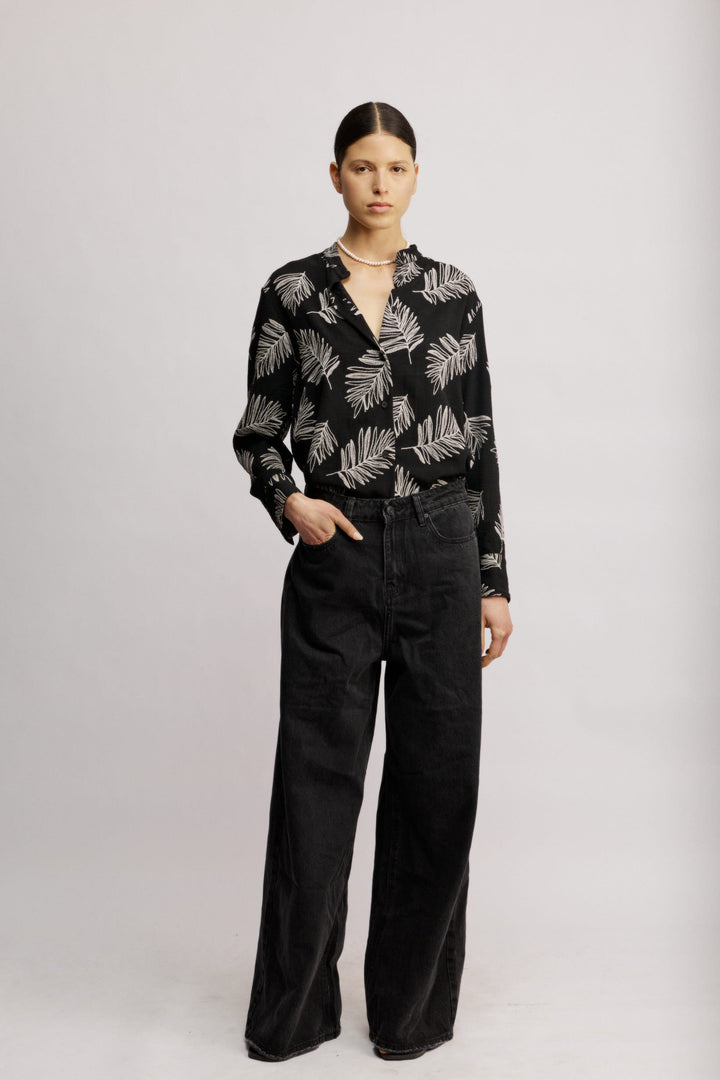 Yula מכופתרת שחורה עם שרוולים ארוכים וצווארון סיני משכית