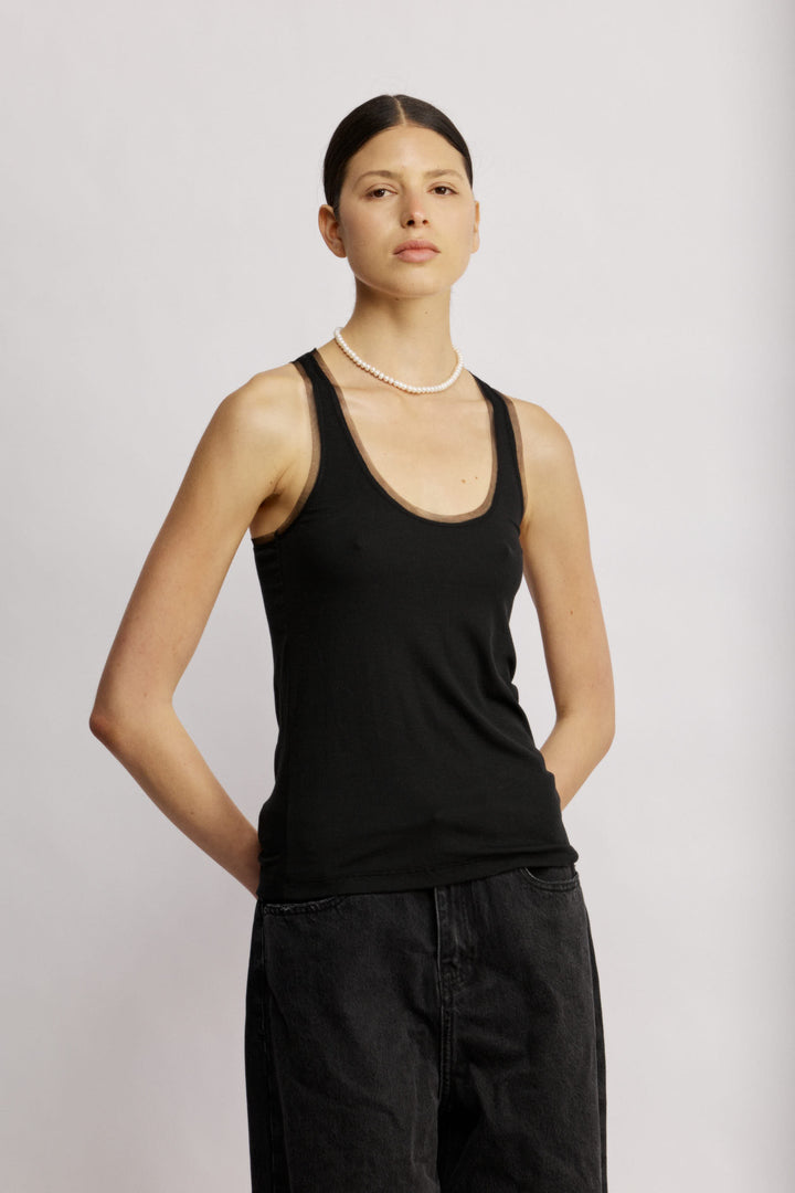 Pearl גופיית ריב שחורה מבד נעים בעלת רצועות טול עדינות באזור המפתח והגב משכית