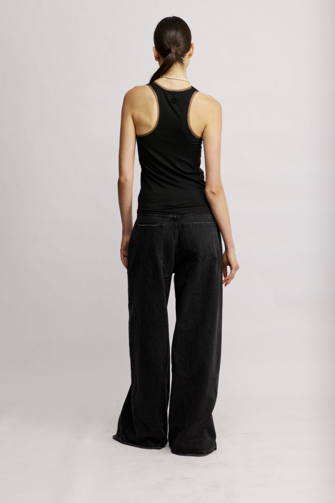 Pearl גופיית ריב שחורה מבד נעים בעלת רצועות טול עדינות באזור המפתח והגב משכית