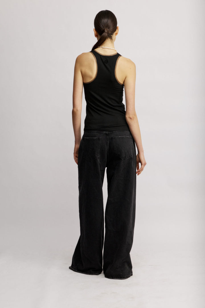 Pearl גופיית ריב שחורה מבד נעים בעלת רצועות טול עדינות באזור המפתח והגב משכית