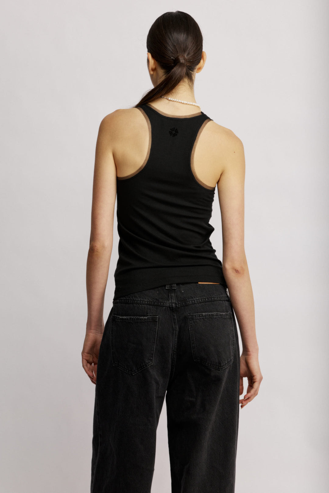 Pearl גופיית ריב שחורה מבד נעים בעלת רצועות טול עדינות באזור המפתח והגב משכית