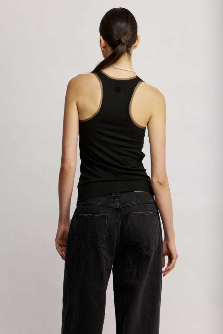 Pearl גופיית ריב שחורה מבד נעים בעלת רצועות טול עדינות באזור המפתח והגב משכית