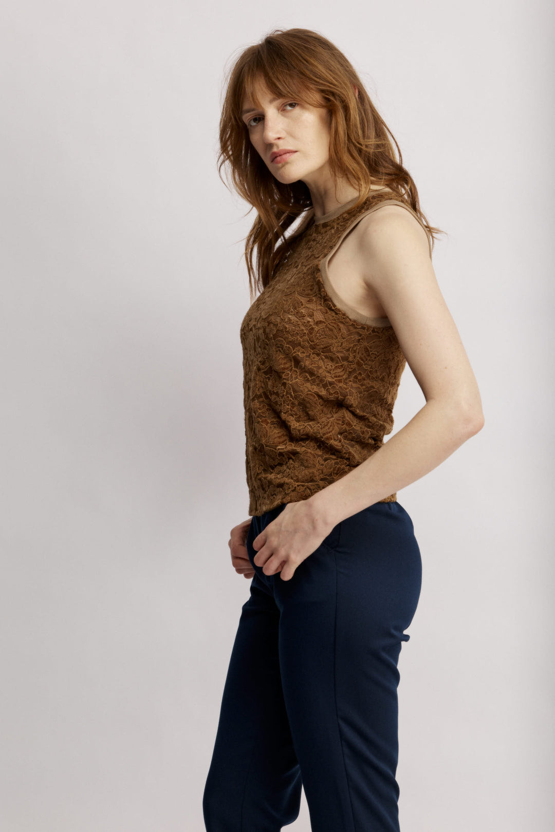 Lulu גופיה ברונזה עם מפתח עגול מבד המשלב תחרה וקטיפה משכית