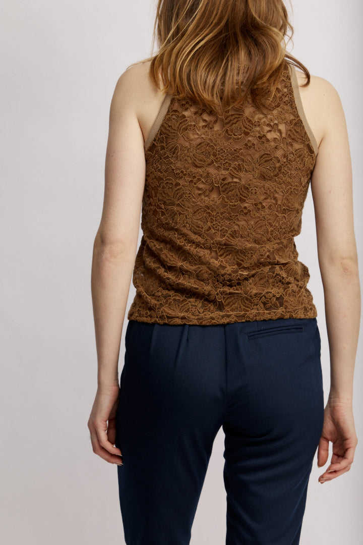 Lulu גופיה ברונזה עם מפתח עגול מבד המשלב תחרה וקטיפה משכית