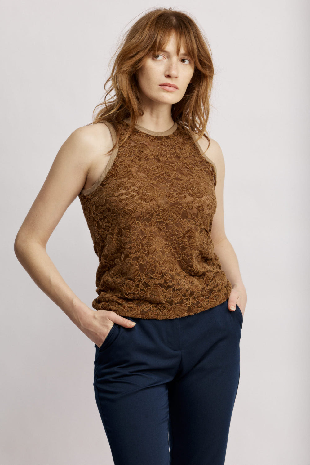 Lulu גופיה ברונזה עם מפתח עגול מבד המשלב תחרה וקטיפה משכית