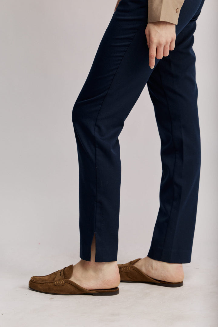 Sierra מכנס מחוייט כחול בגזרה בינונית וישרה משכית