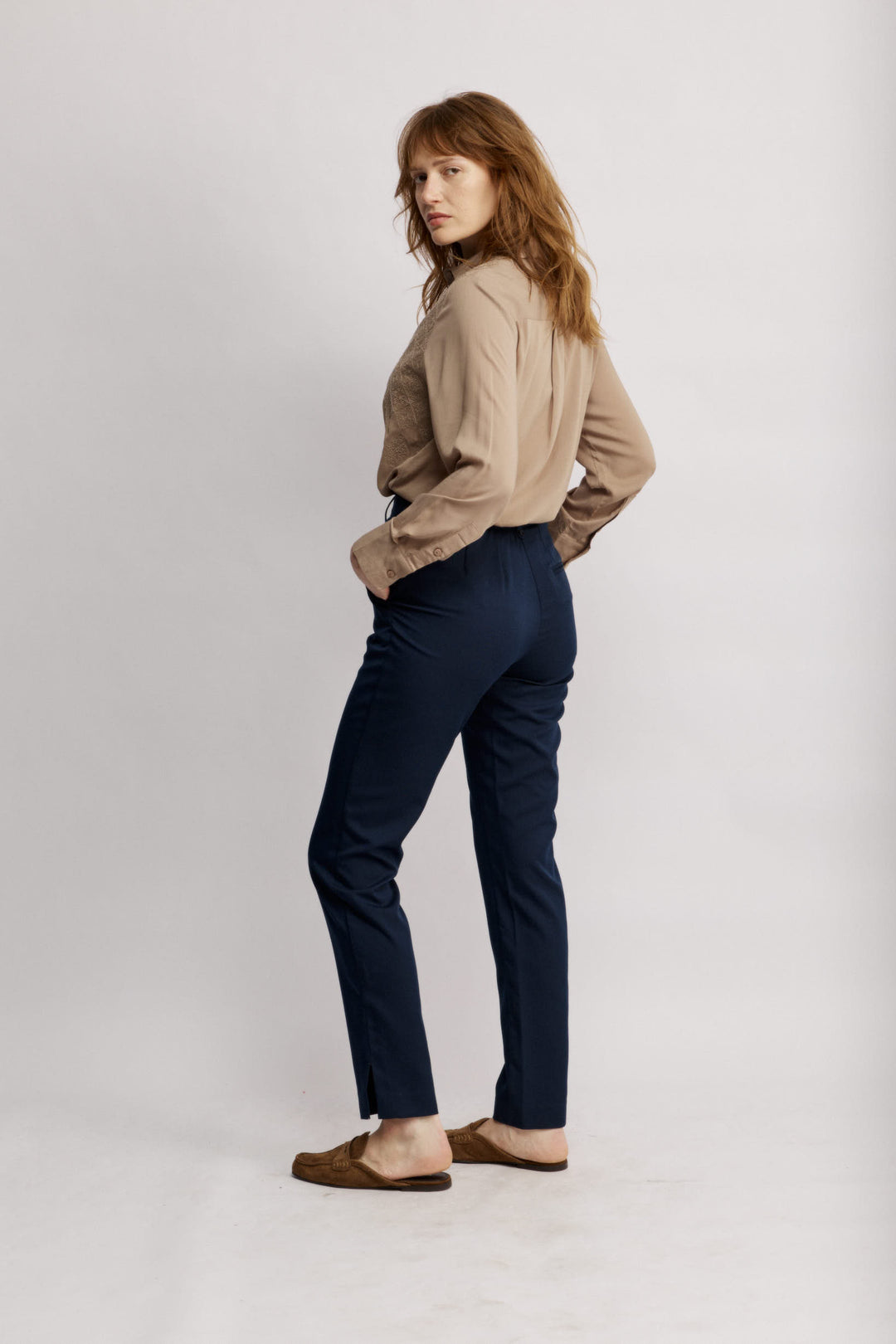 Sierra מכנס מחוייט כחול בגזרה בינונית וישרה משכית