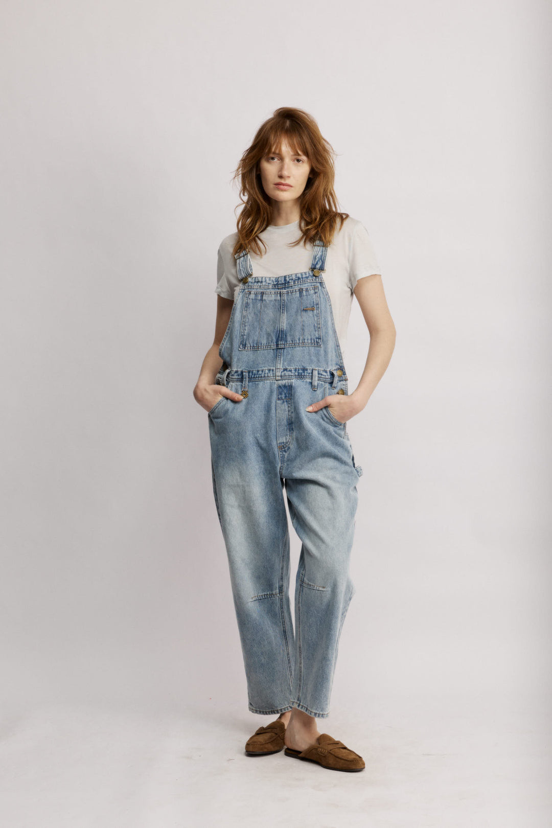 Yutaאוברוול ג'ינס תכלת בגזרה קלאסית. 100% כותנה מודרני עם טוויסט רטרו משכית