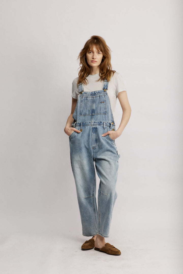 Yutaאוברוול ג'ינס תכלת בגזרה קלאסית. 100% כותנה מודרני עם טוויסט רטרו משכית