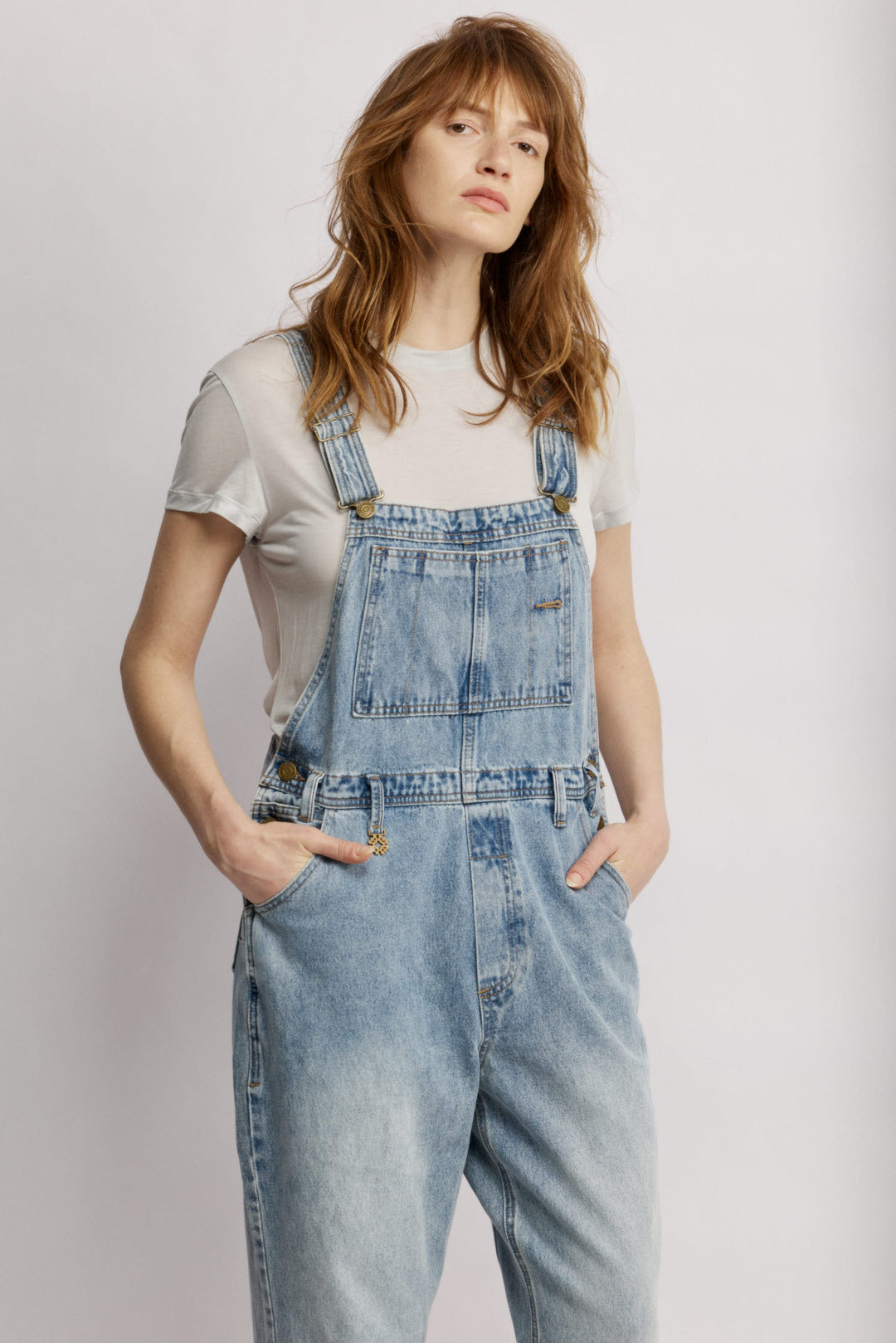 Yutaאוברוול ג'ינס תכלת בגזרה קלאסית. 100% כותנה מודרני עם טוויסט רטרו משכית