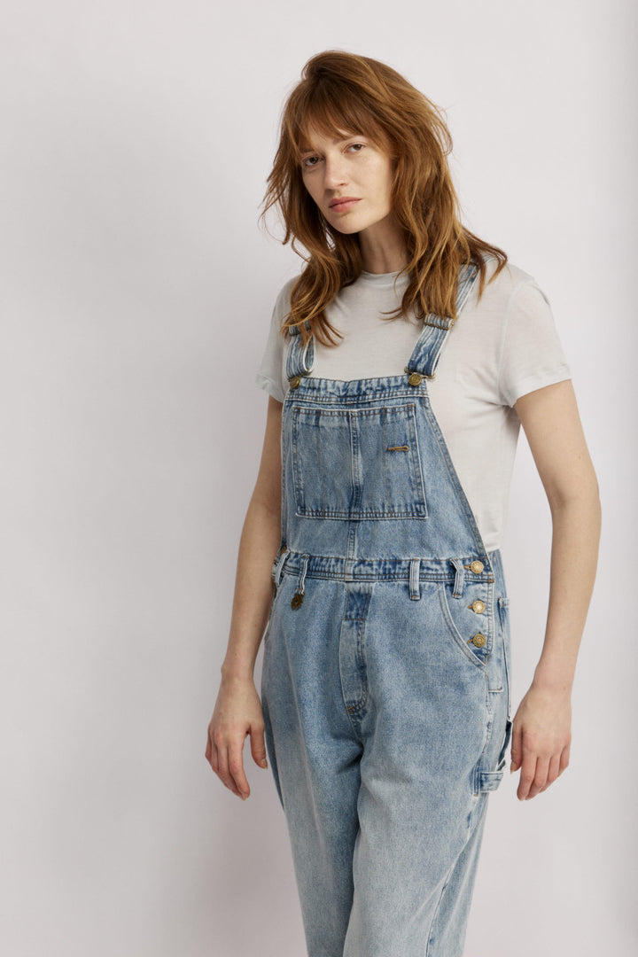 Linda חולצה תכלת בגזרת טי שרט קלאסית מבד נעים משכית