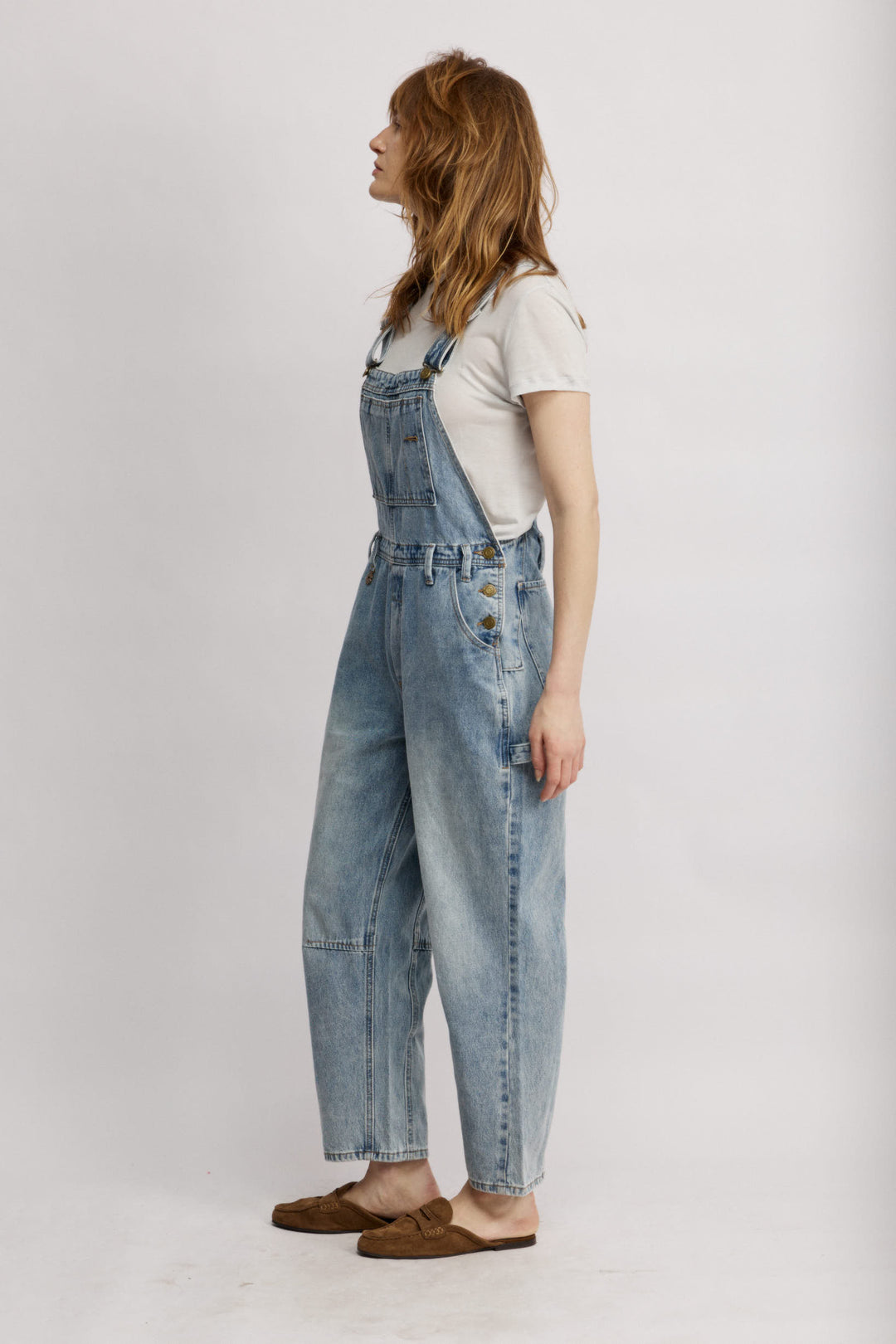 Yutaאוברוול ג'ינס תכלת בגזרה קלאסית. 100% כותנה מודרני עם טוויסט רטרו משכית