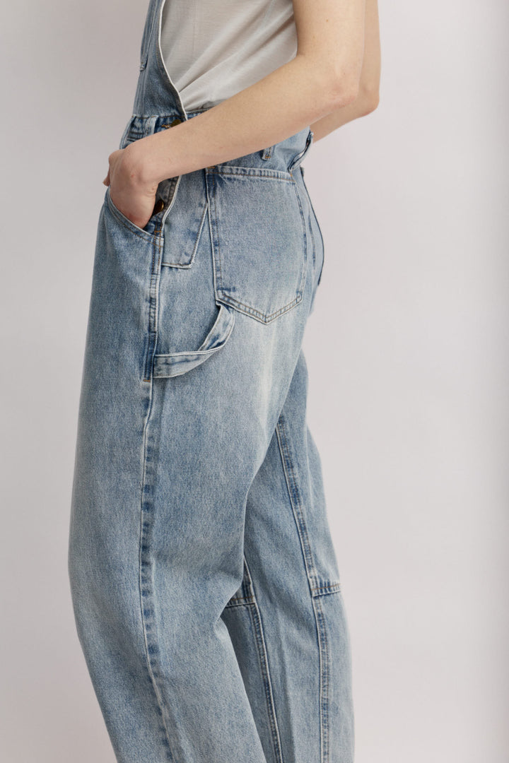 Yutaאוברוול ג'ינס תכלת בגזרה קלאסית. 100% כותנה מודרני עם טוויסט רטרו משכית