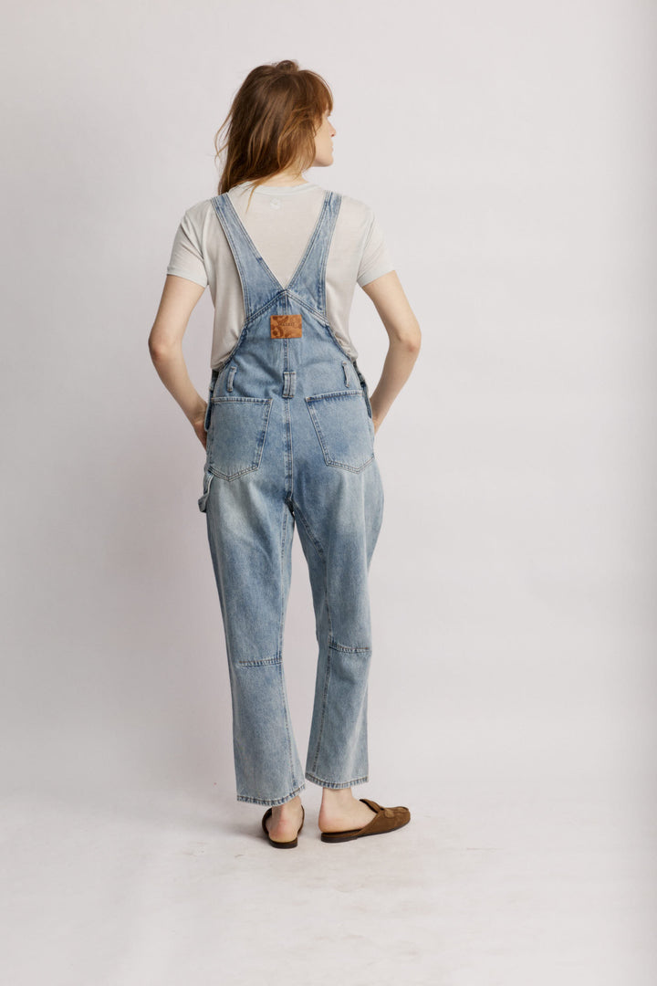 Yutaאוברוול ג'ינס תכלת בגזרה קלאסית. 100% כותנה מודרני עם טוויסט רטרו משכית