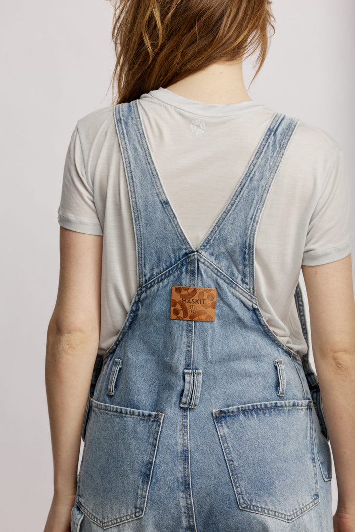 Yutaאוברוול ג'ינס תכלת בגזרה קלאסית. 100% כותנה מודרני עם טוויסט רטרו משכית