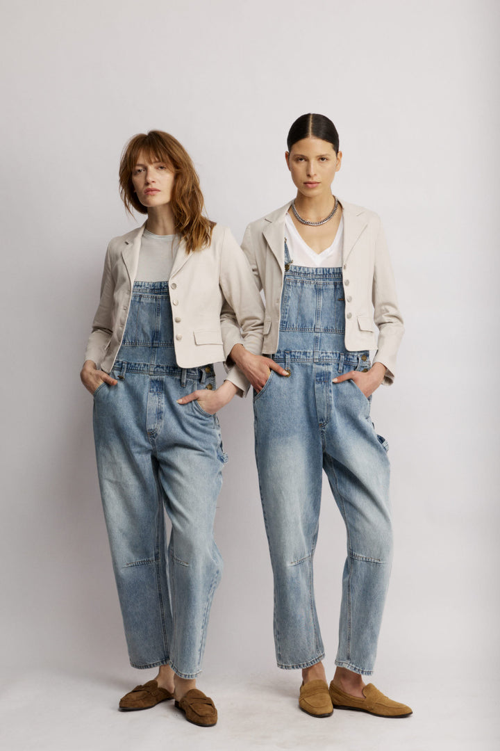 Yutaאוברוול ג'ינס תכלת בגזרה קלאסית. 100% כותנה מודרני עם טוויסט רטרו משכית