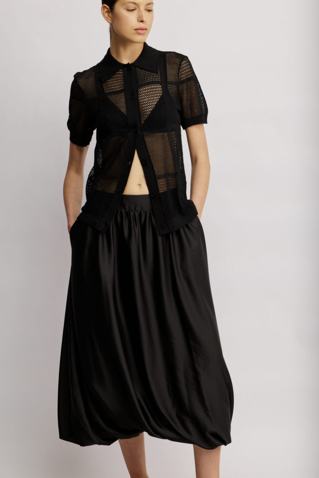 Alexis חצאית מידי שחורה עם כיסים צדדייים ונפח המעניק תנועה מסאטן מייקרופייבר איכותי משכית