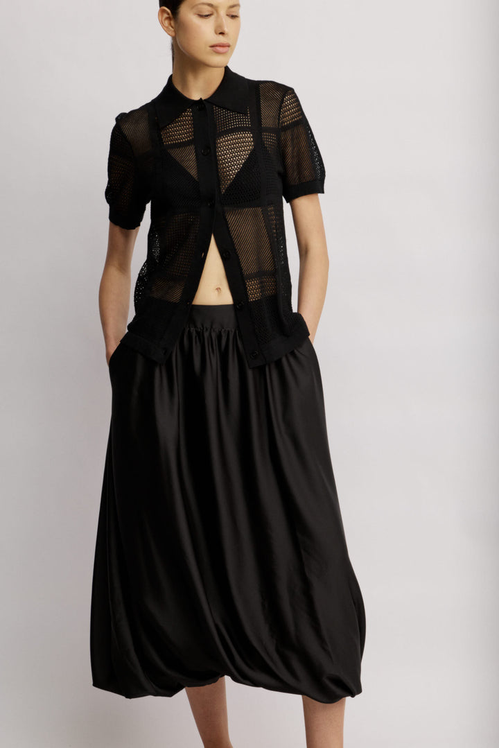 Alexis חצאית מידי שחורה עם כיסים צדדייים ונפח המעניק תנועה מסאטן מייקרופייבר איכותי משכית