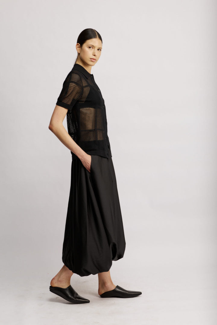 Alexis חצאית מידי שחורה עם כיסים צדדייים ונפח המעניק תנועה מסאטן מייקרופייבר איכותי משכית