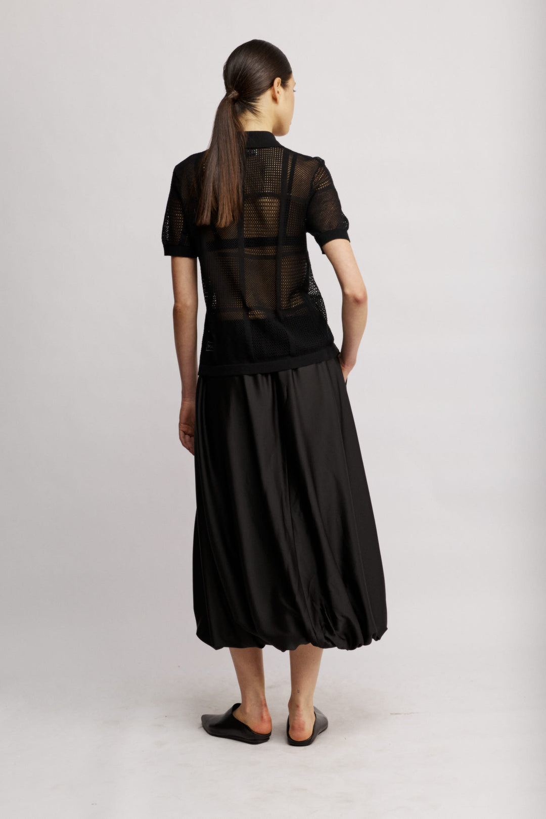 Alexis חצאית מידי שחורה עם כיסים צדדייים ונפח המעניק תנועה מסאטן מייקרופייבר איכותי משכית