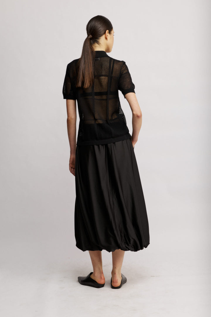 Alexis חצאית מידי שחורה עם כיסים צדדייים ונפח המעניק תנועה מסאטן מייקרופייבר איכותי משכית