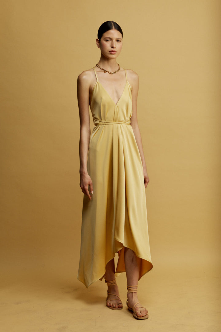 Daisy שמלת מידי צהובה עם מפתח ווי וגב פתוח בעלת סיומת א-סימטרית משכית