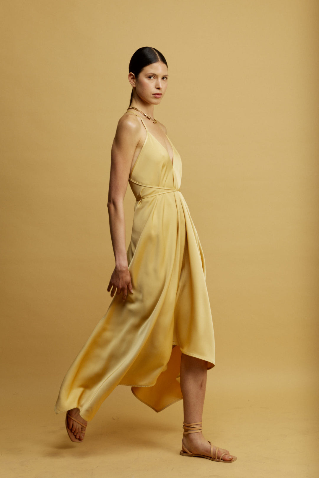 Daisy שמלת מידי צהובה עם מפתח ווי וגב פתוח בעלת סיומת א-סימטרית משכית